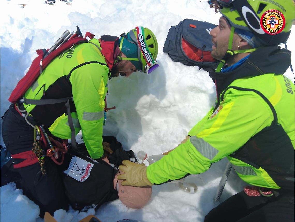 Sei persone sepolte e minuti contati: il Soccorso Alpino si allena ai piedi del Monte Rosa