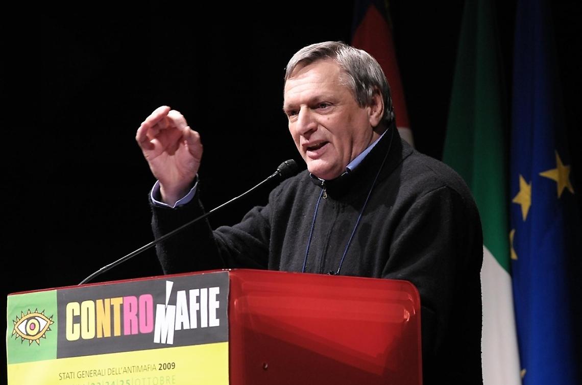 Una vita contro le dipendenze e l'illegalit&agrave;: don Ciotti riceve il "Sigillo civico" a Torino