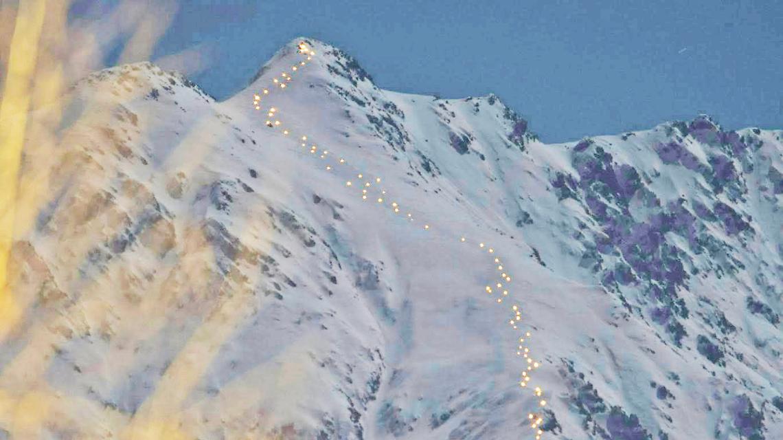 La montagna si accende: lo spettacolo della fiaccolata incanta la valle