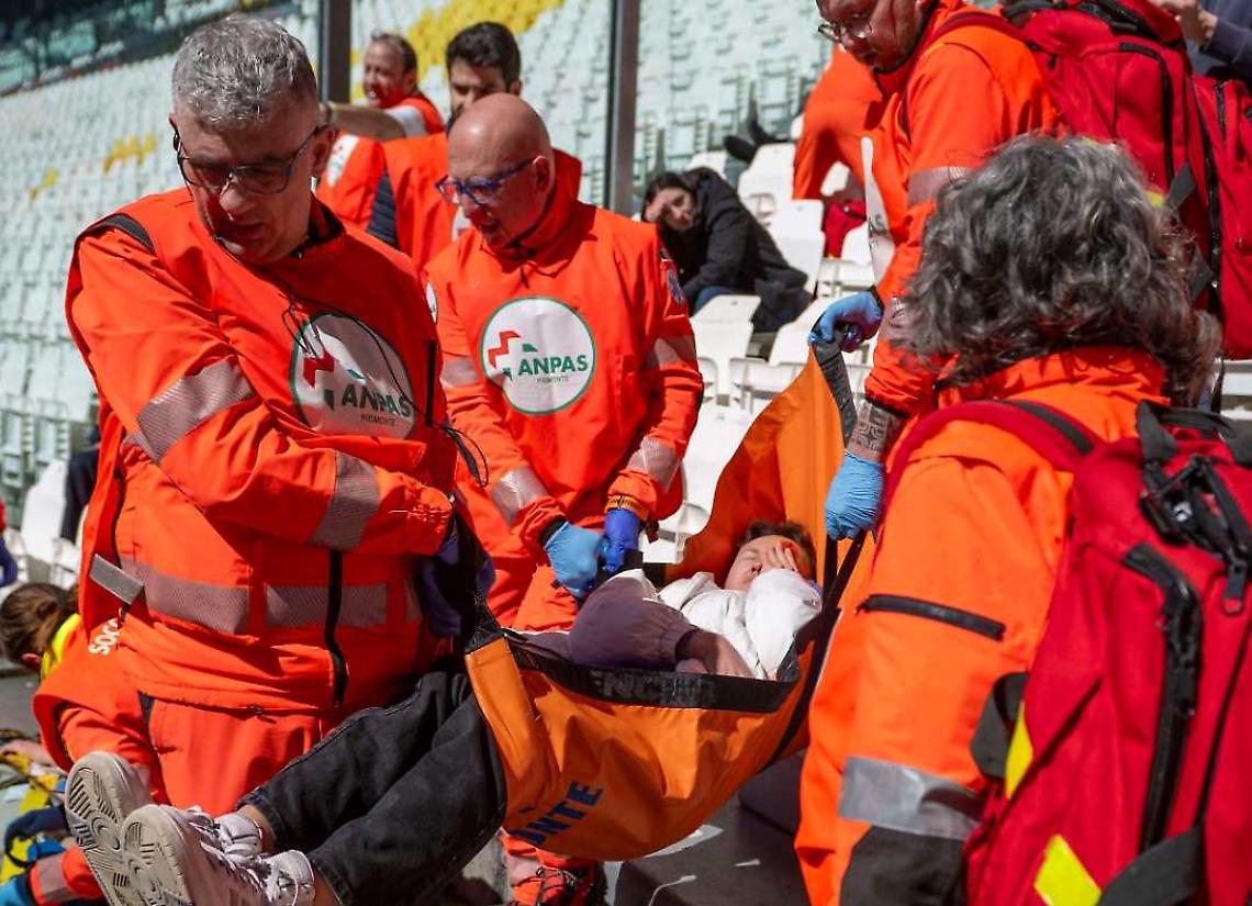 Panico sugli spalti, feriti e arresto cardiaco in campo allo Stadio della Juve... ma &egrave; una maxi prova di emergenza