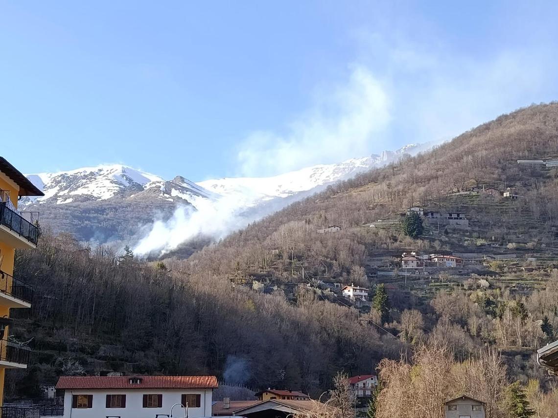Incendio nei boschi di Ormea, allarmi in sequenza per il forte vento