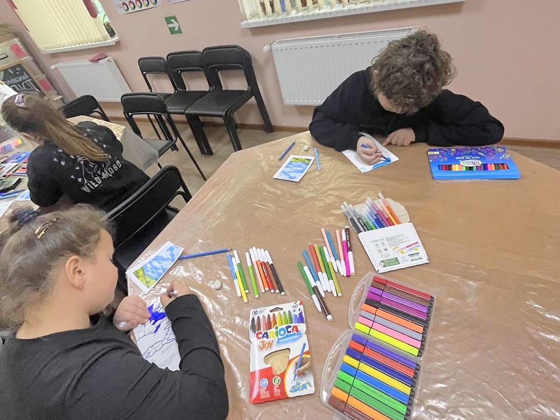 Penne e matite contro la guerra: un carico di materiale scolastico donato all'Ucraina