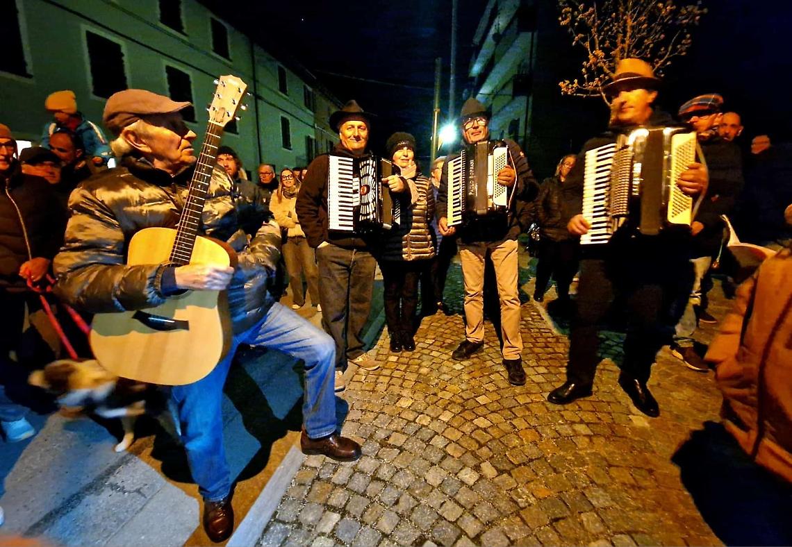 Quando la tradizione passa di voce in voce: bimbi e adulti insieme a cantar... le uova!