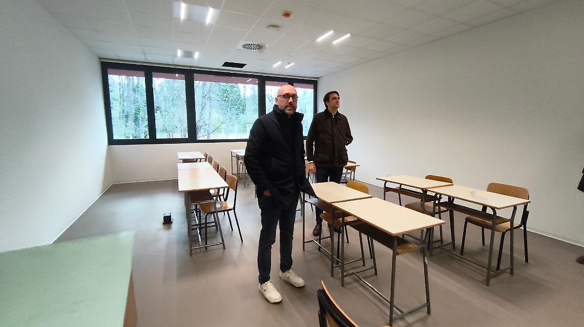 Dopo le "visite guidate" nella scuola da abbattere... arriva il tour nella scuola appena costruita - LE FOTO