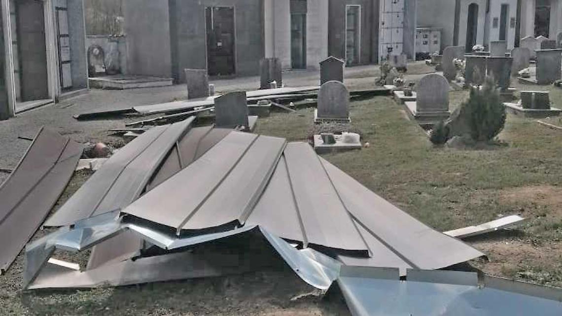 Raffiche di vento: lamiere volano via al cimitero di Lesegno