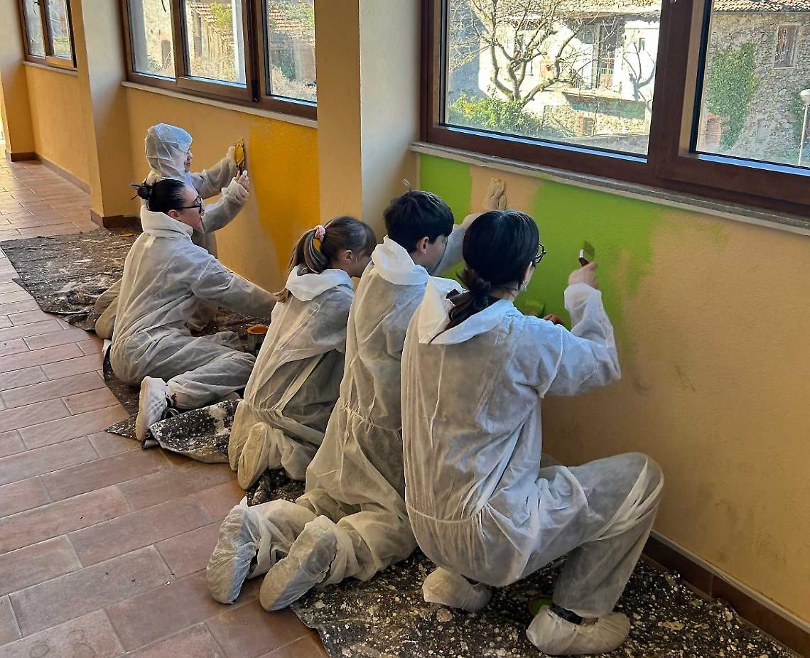 Bimbi e studenti mano nella mano: cos&igrave; la scuola.. si fa bella