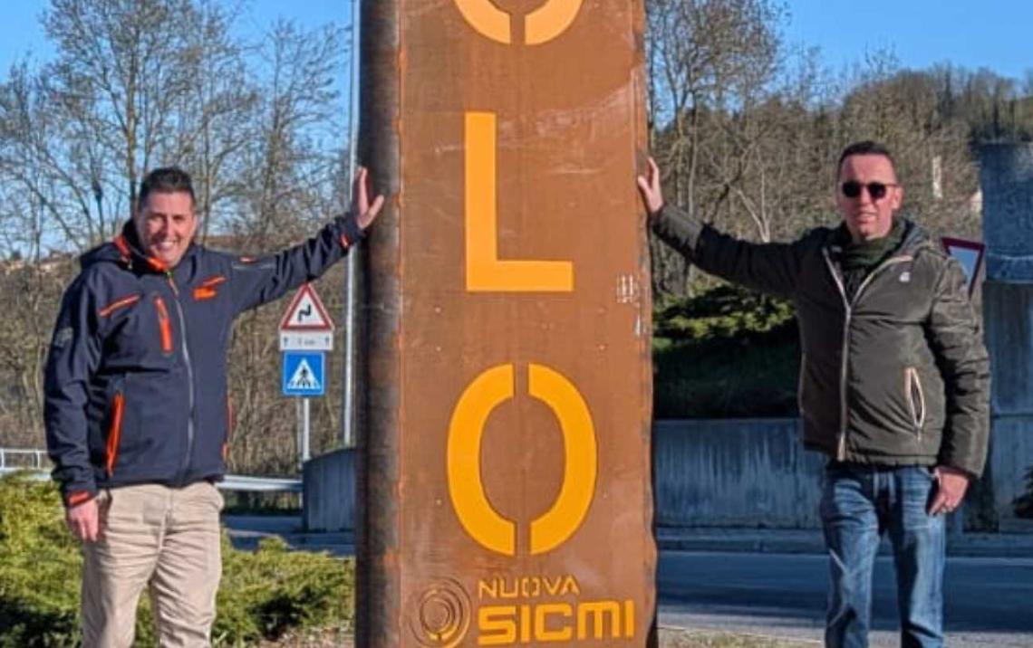 Una scritta di oltre 8 metri d&agrave; il benvenuto al paese