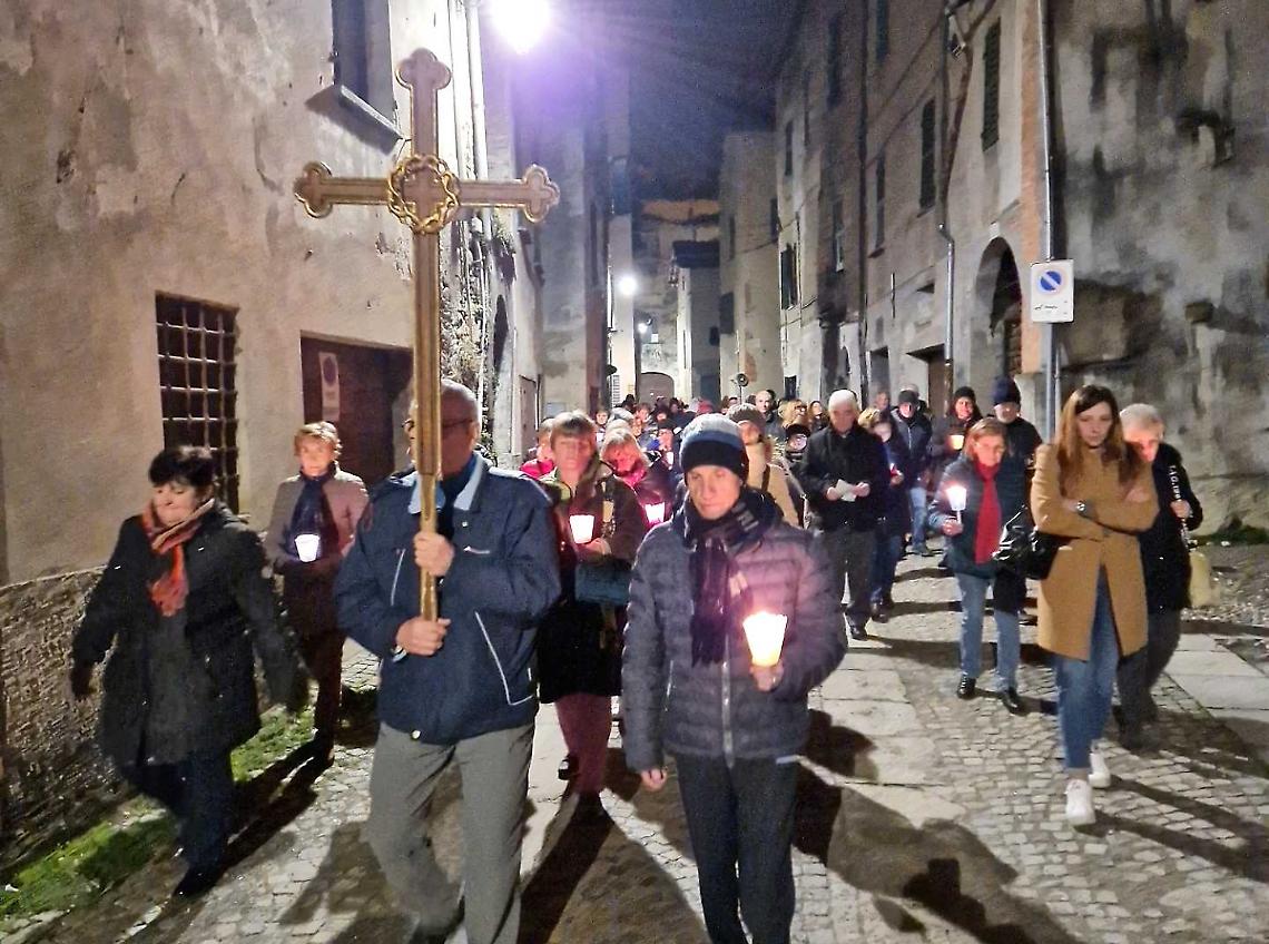 Nel cuore di Ceva risuonano le &ldquo;Voci di pace&rdquo;: stasera la Via Crucis del Venerd&igrave; Santo