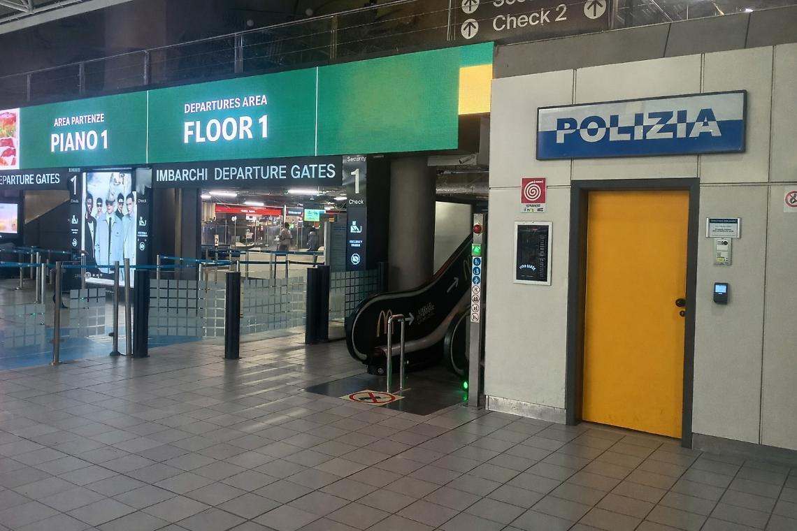 Smarrisce 2000 euro in aeroporto: la Polizia li recupera e li restituisce