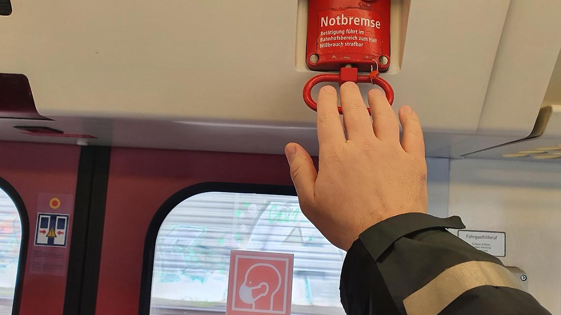 Blocca il treno col freno d&rsquo;emergenza: 21enne denunciato