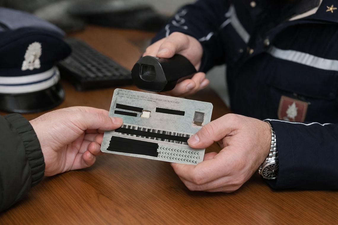 Rimuove il microchip dalla carta d&rsquo;identit&agrave;, scatta la denuncia