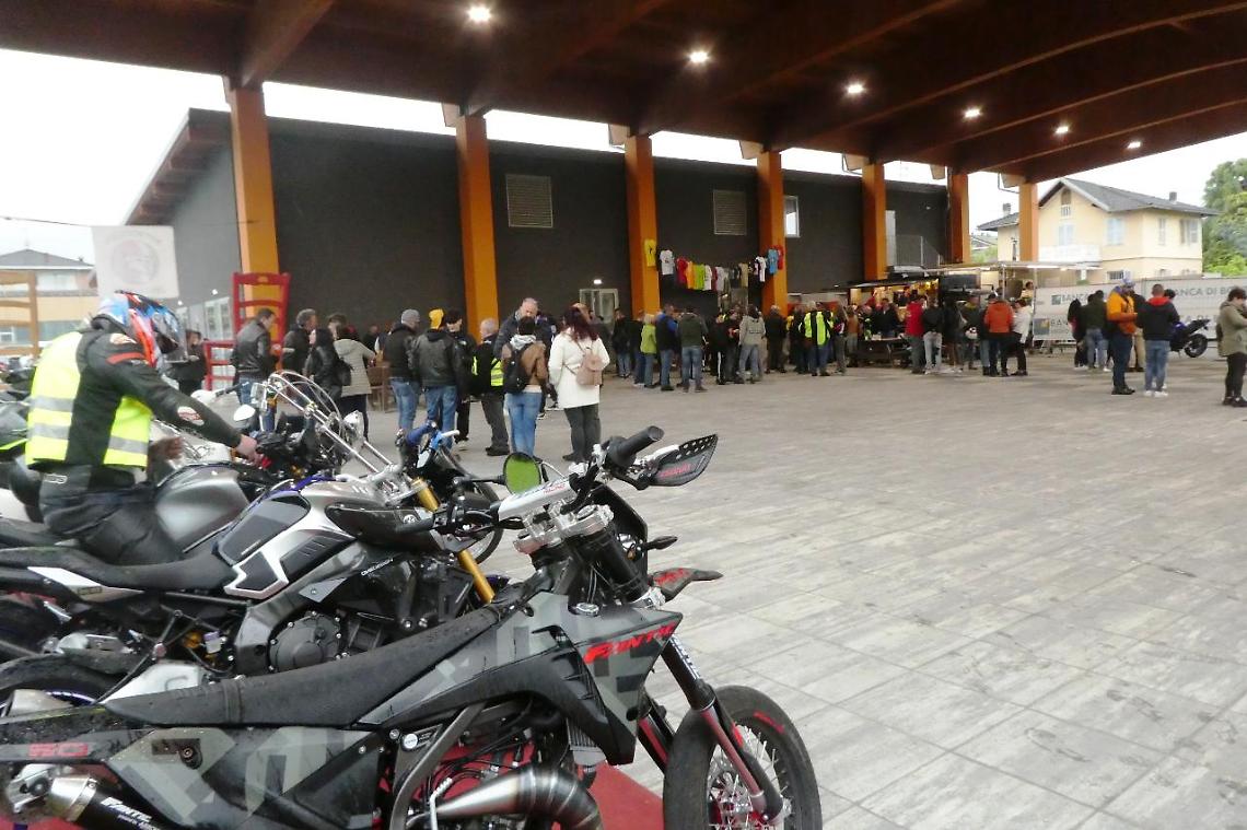 Motori, memoria e comunit&agrave;: torna la grande benedizione delle due ruote