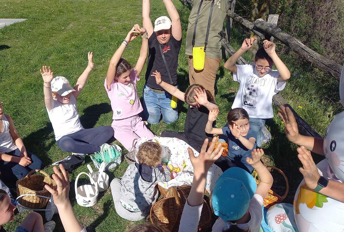 La &ldquo;Caccia alle uova&rdquo; sotto la torre porta festa e allegria in paese