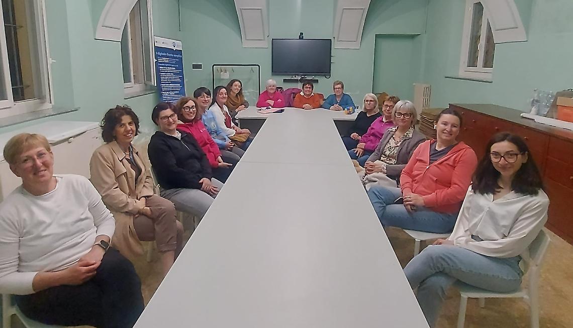 Imparare a cucire e lavorare a maglia: tante iscritte al corso di base