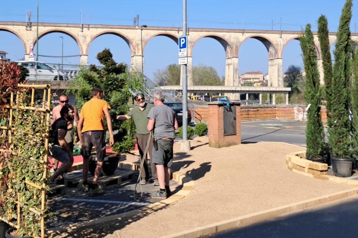 Accade in queste ore: la piazza diventa... un giardino. Magia? No, tutto vero  - LE FOTO