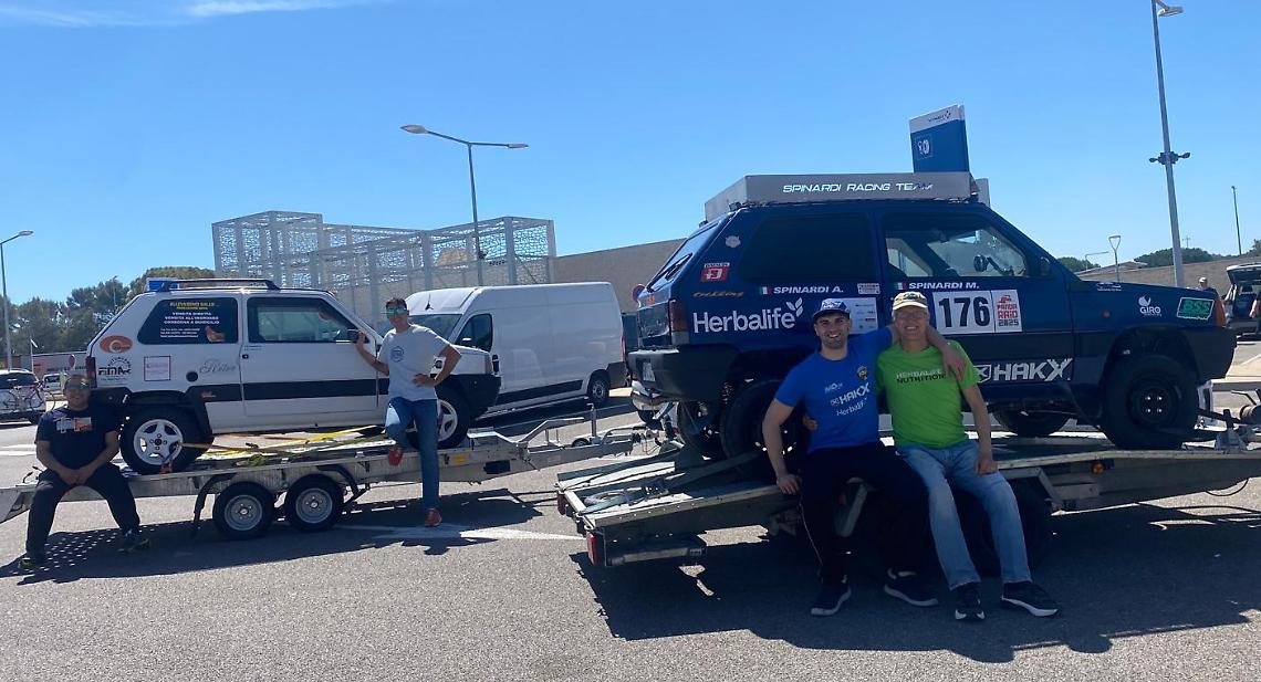 Sfidano il deserto del Marocco a bordo di due "Panda": al via l'impresa di quattro amici