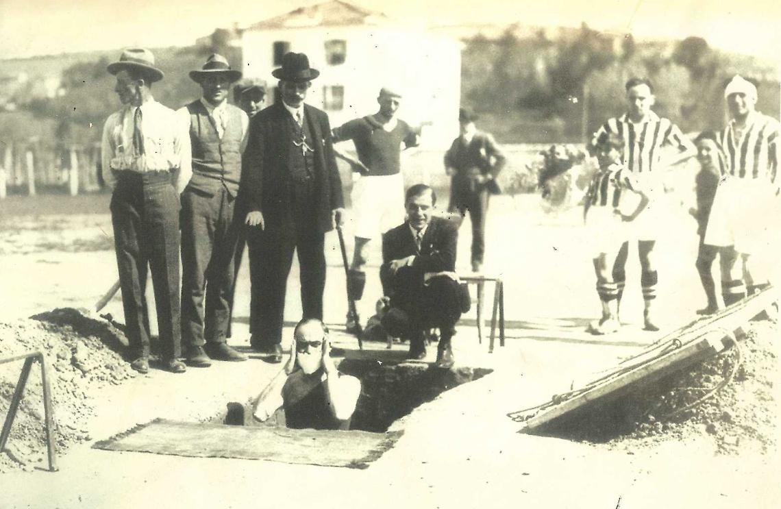 L'incredibile storia dell'uomo seppellito sotto a un campo di calcio che nessuno ricorda pi&ugrave;