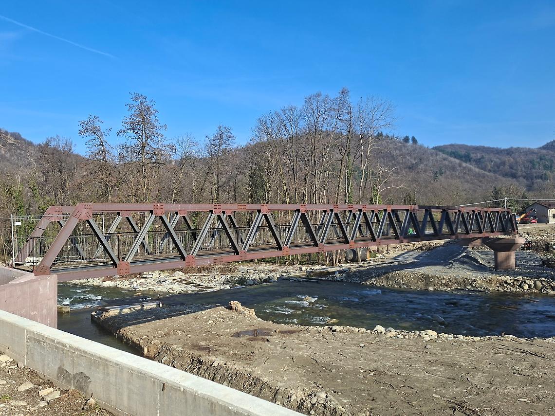 Una passerella sospesa sul torrente: prende forma il nuovo collegamento