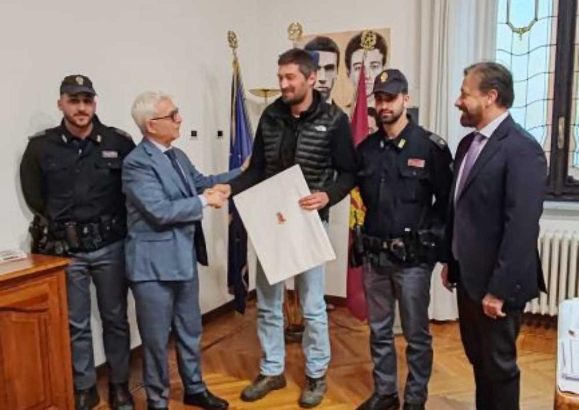 Si finge poliziotto per derubare un 94enne: arrestato con oro e preziosi in tasca