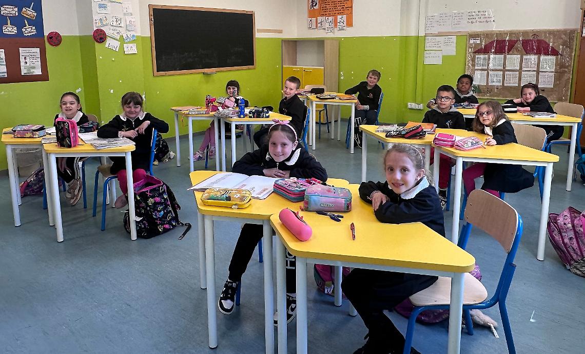 Nuovi arredi: il Comune riempie la Scuola primaria di colore