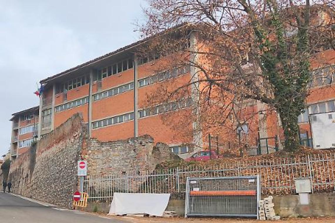 Di demolisce la scuola: strada chiusa fino al 30 maggio, ma la ZTL si fa meno pesante 
