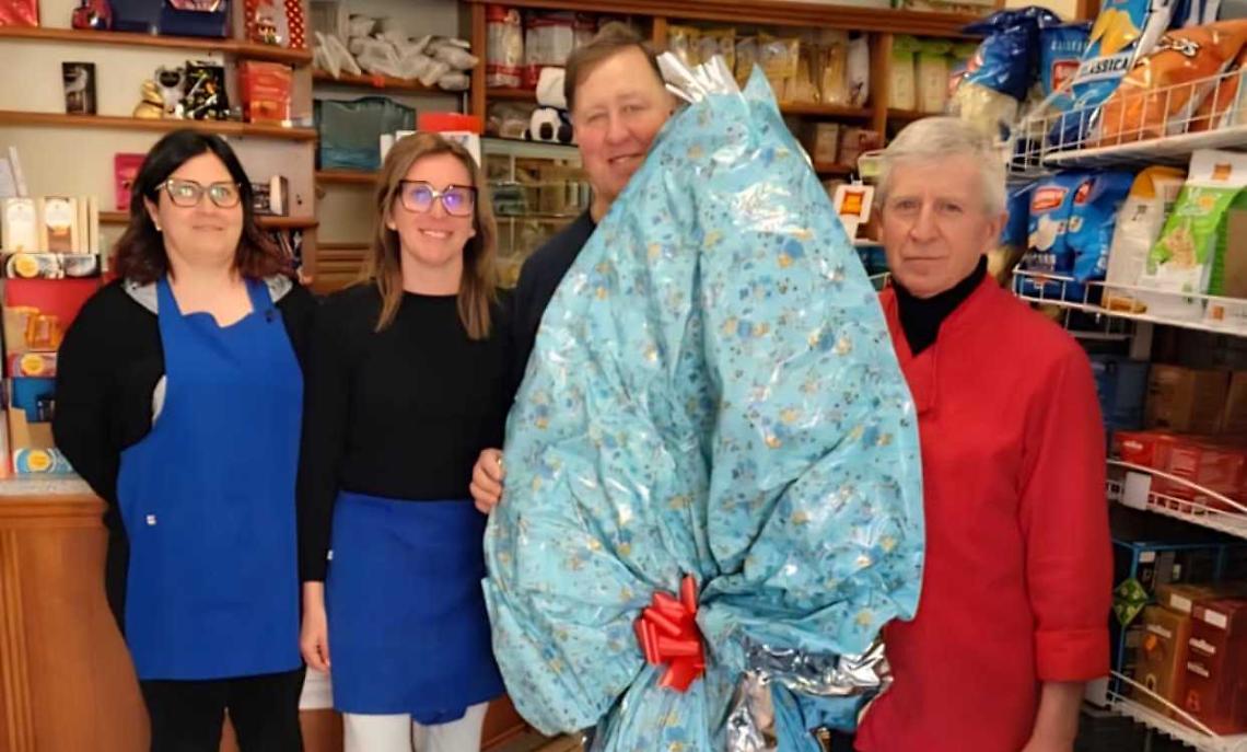 Un mega uovo di Pasqua che vale doppio: dolce sorpresa e grande cuore