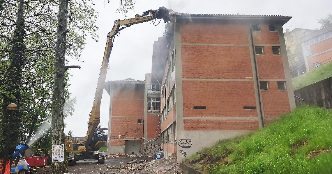 Ruspe e pinze al lavoro: iniziata la demolizione del &ldquo;Baruffi&rdquo;