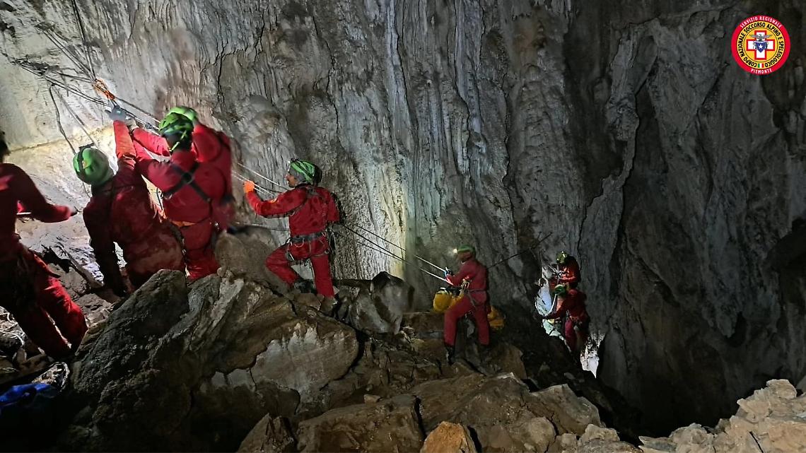Neve, buio e 2.099 metri di quota: cos&igrave; il soccorso speleologico sfida l&rsquo;impossibile