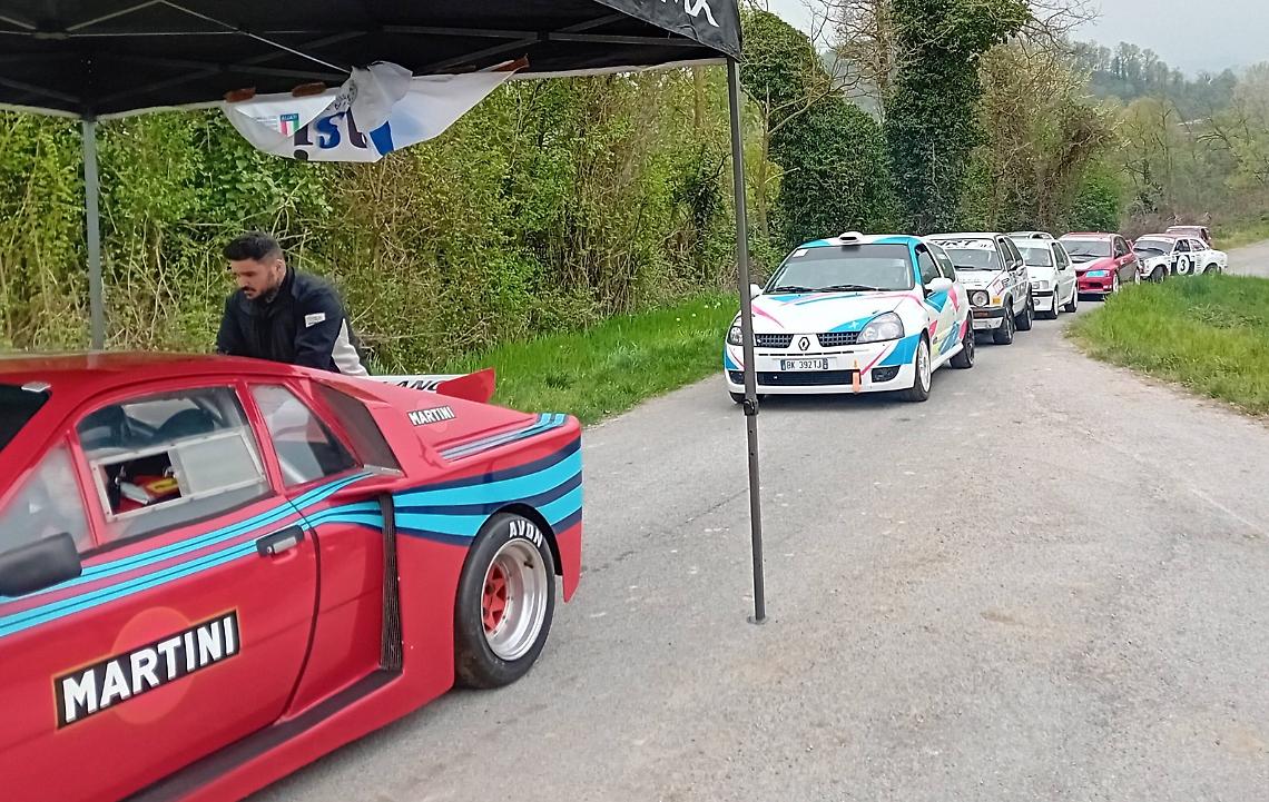 Spettacolo sui tornanti delle Langhe, con le auto che hanno fatto la storia