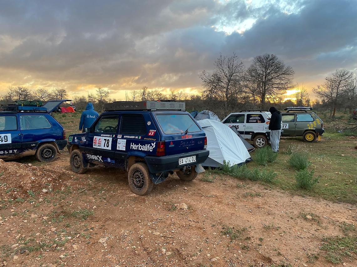 Intoppi alla dogana e una prima notte freddissima: inizia cos&igrave; l'avventura con la Panda nel deserto