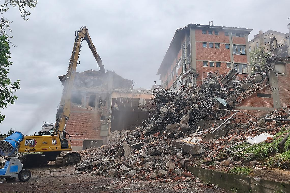 Istituto "Baruffi": completamente distrutta la prima "manica", ora si abbatte la seconda 