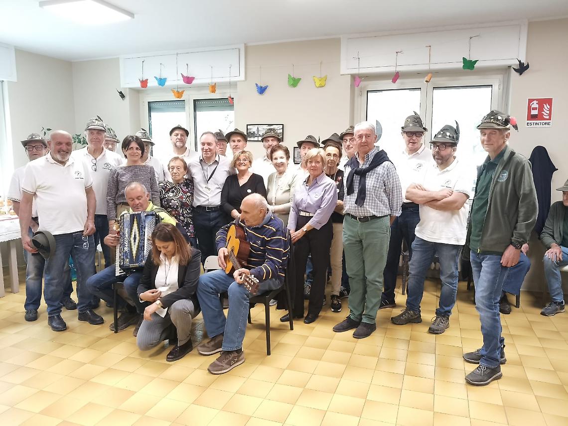 Le note degli Alpini scaldano i cuori: festa e emozioni tra gli ospiti della RSA