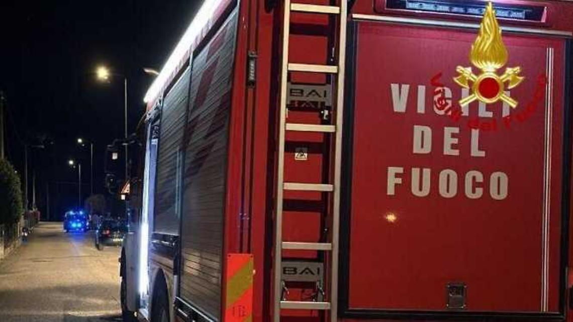 Cestini dei rifiuti incendiati in serie, caccia ai vandali