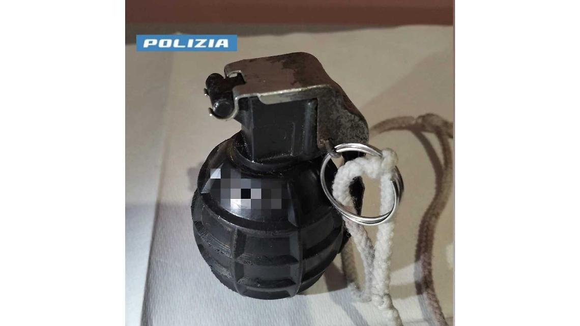 Spara contro la vetrina di un bar e si barrica: in casa aveva una granata