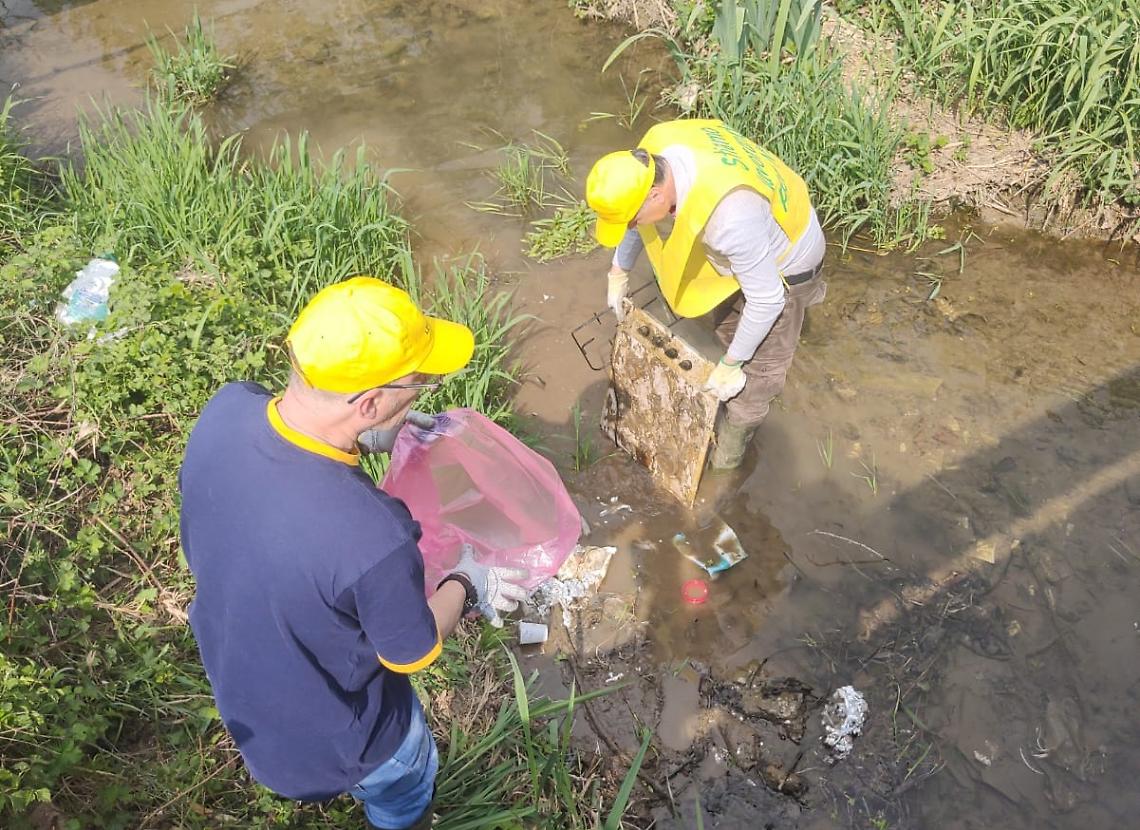 Il corso d'acqua &egrave; colmo di rifiuti: ripulito dai volontari di Legambiente