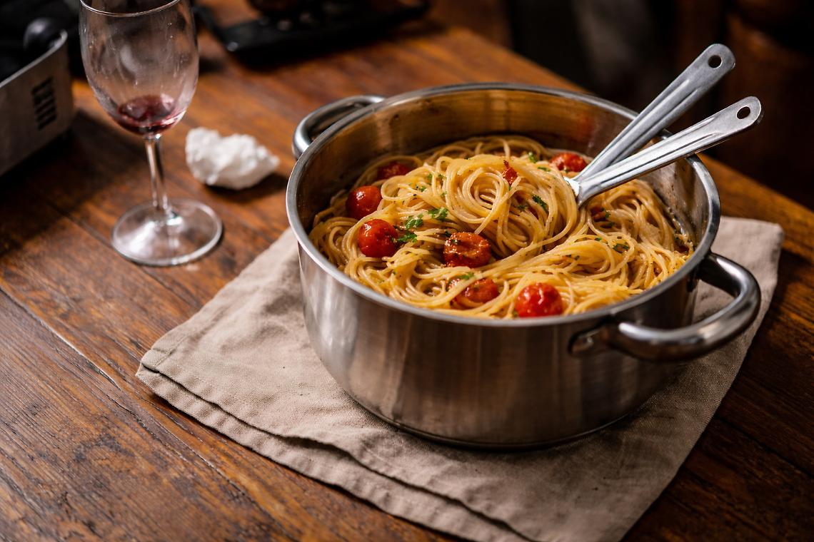 Si finge chef seducente, lo droga a cena con un piatto di spaghetti e gli svuota casa: arrestata con il complice