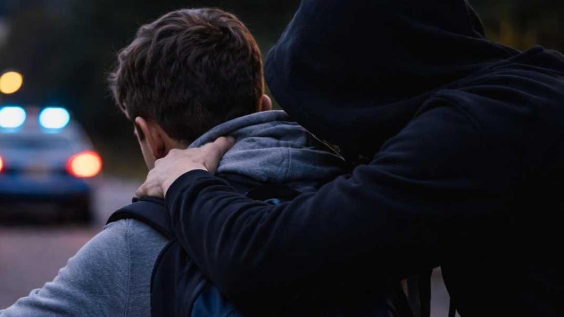 Aggredito alle spalle e rapinato: paura per un minorenne, identificato il responsabile