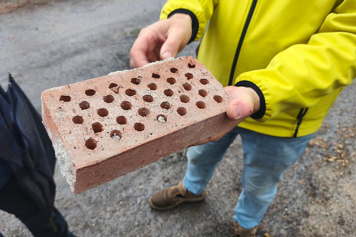 Scuola demolita: e i mattoni si vendono per beneficenza. Ecco come acquistarli