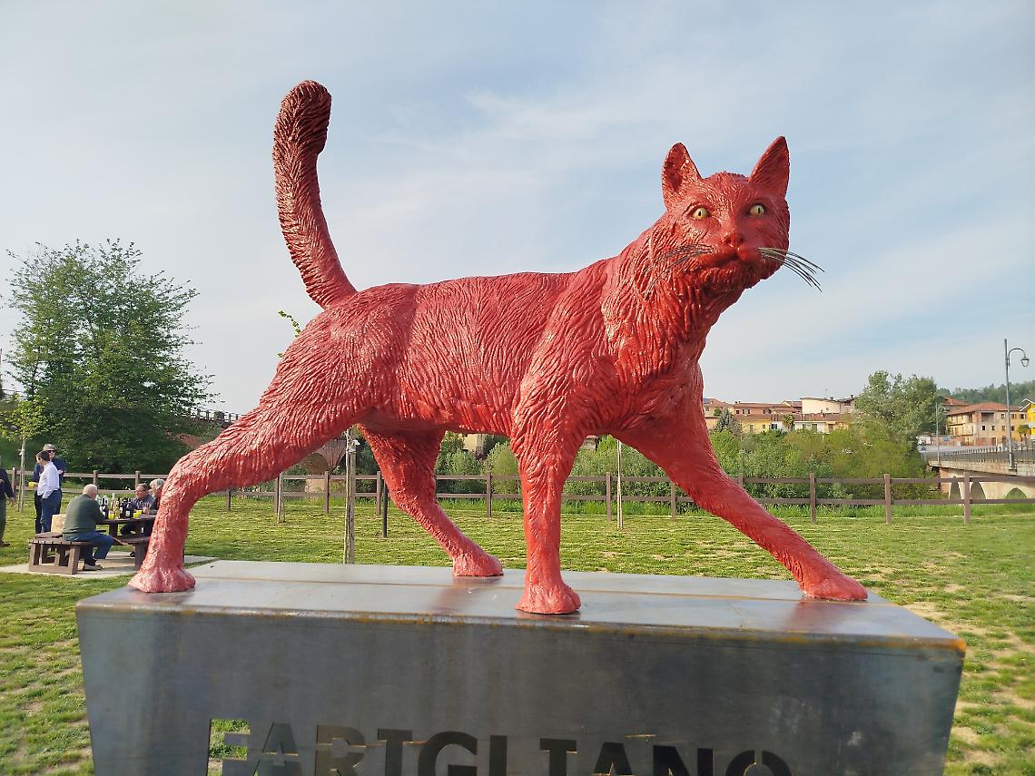 Il "Gatto rosso" adesso esiste davvero: la leggenda prende vita, all'ingresso del paese