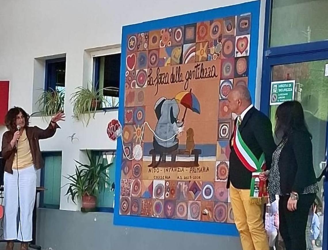 I bambini realizzano un murale con 100 piastrelle dipinte a mano