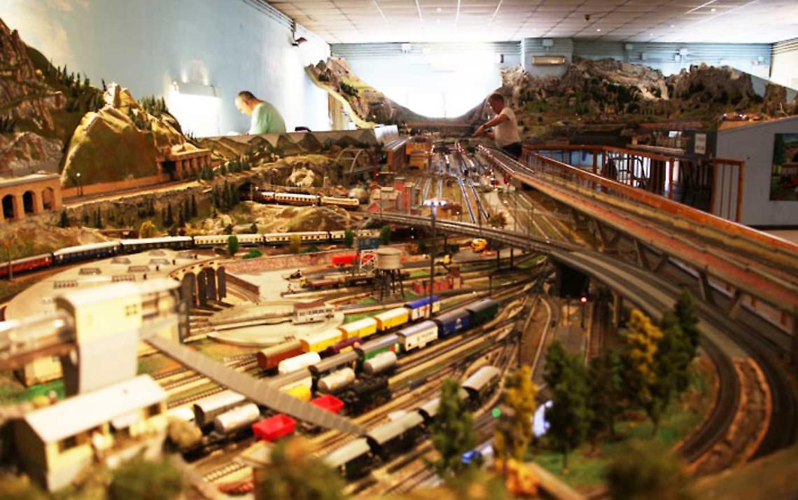 Il maxi plastico dei treni tra i pi&ugrave; grandi d'Italia: 260 metri di binari e un mondo in miniatura. Ecco come visitarlo gratis