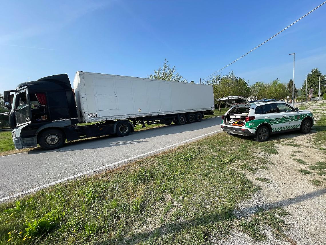 Camion in manovra urta la ringhiera di una propriet&agrave; privata