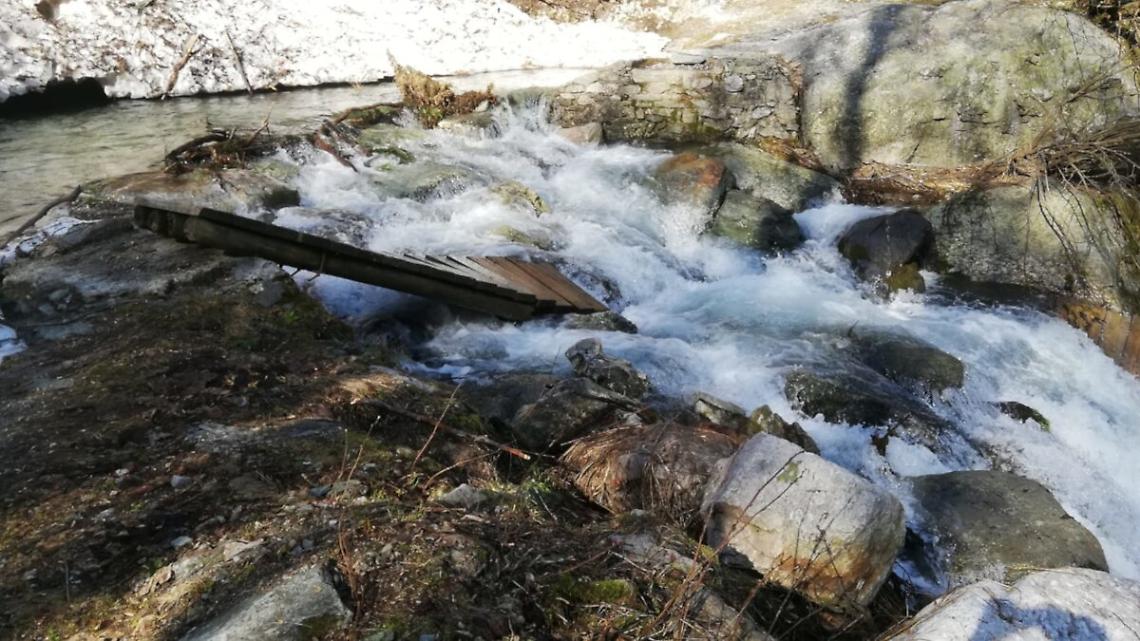 Attenzione escursionisti: passerella inagibile, danneggiata dalle nevicate