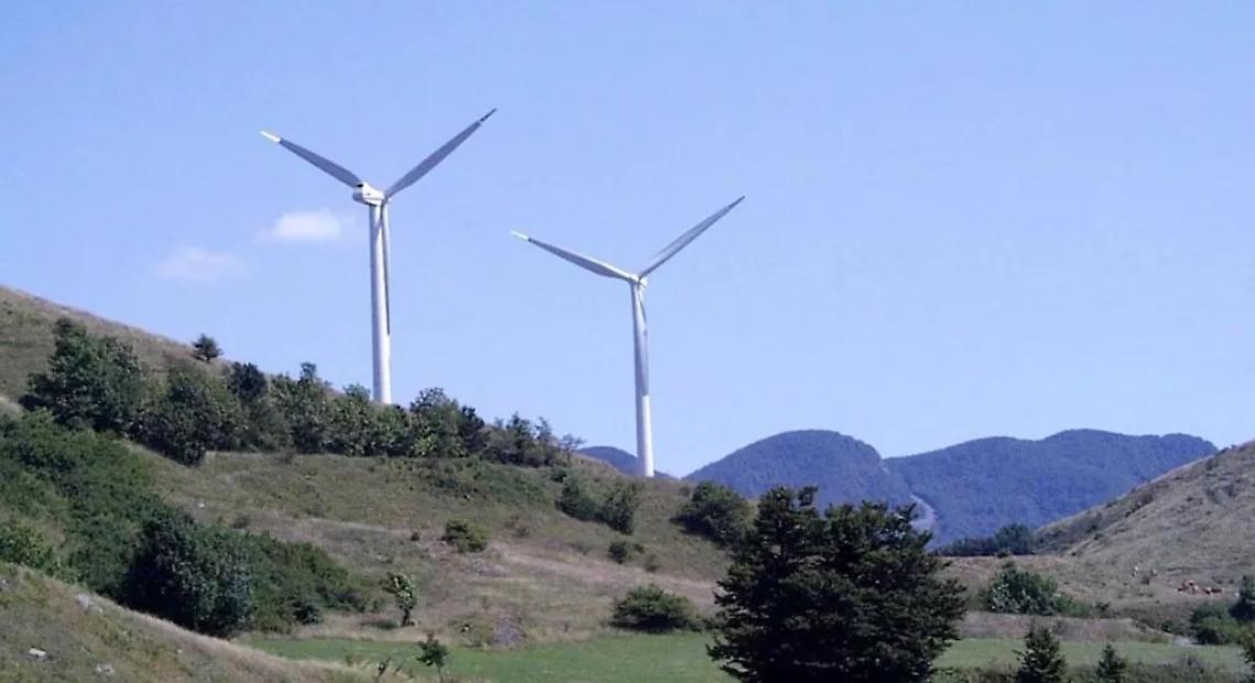 Passano le pale eoliche: si chiude la strada