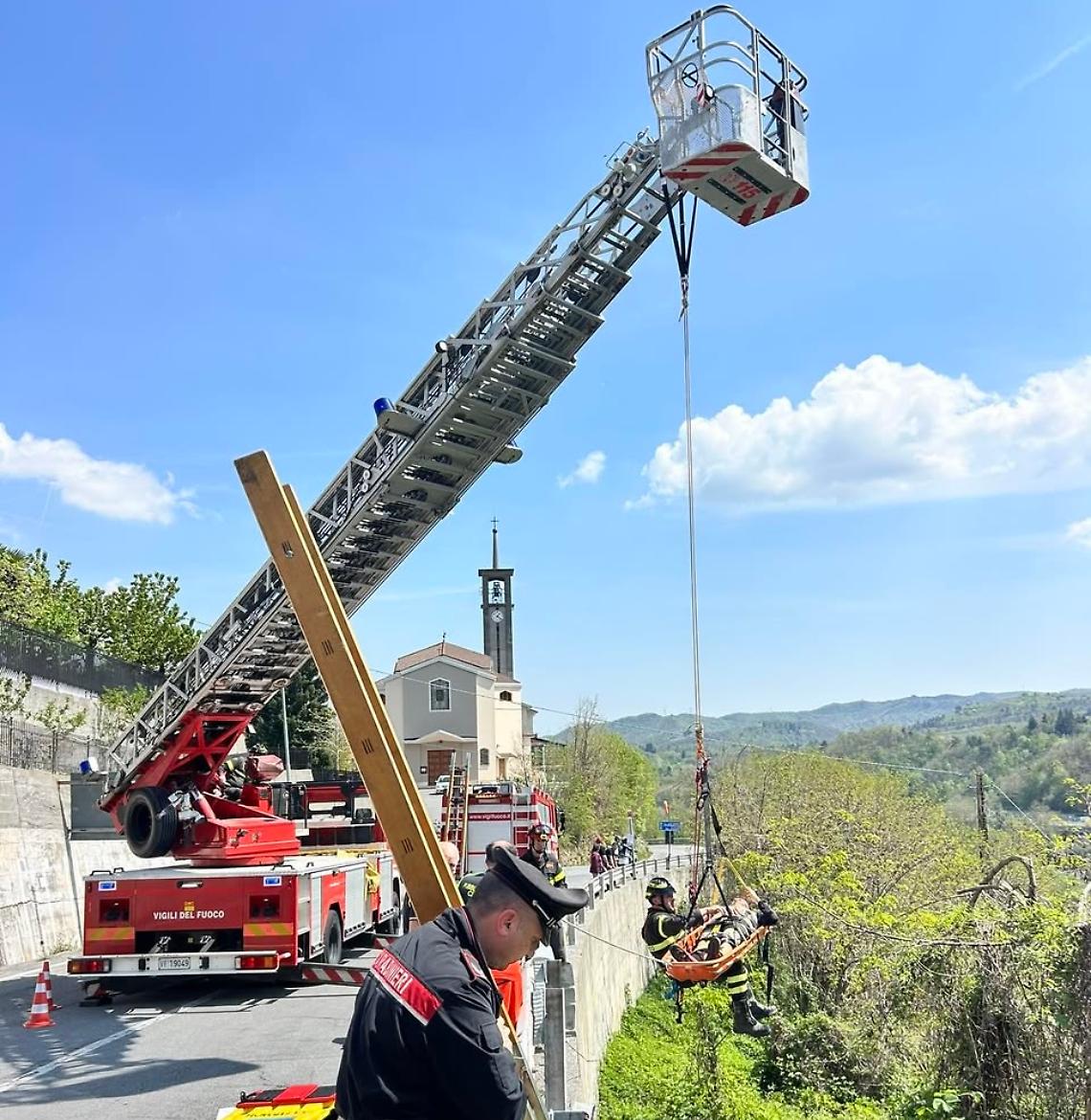 Ciclista esce di strada e vola in un dirupo per 5 metri