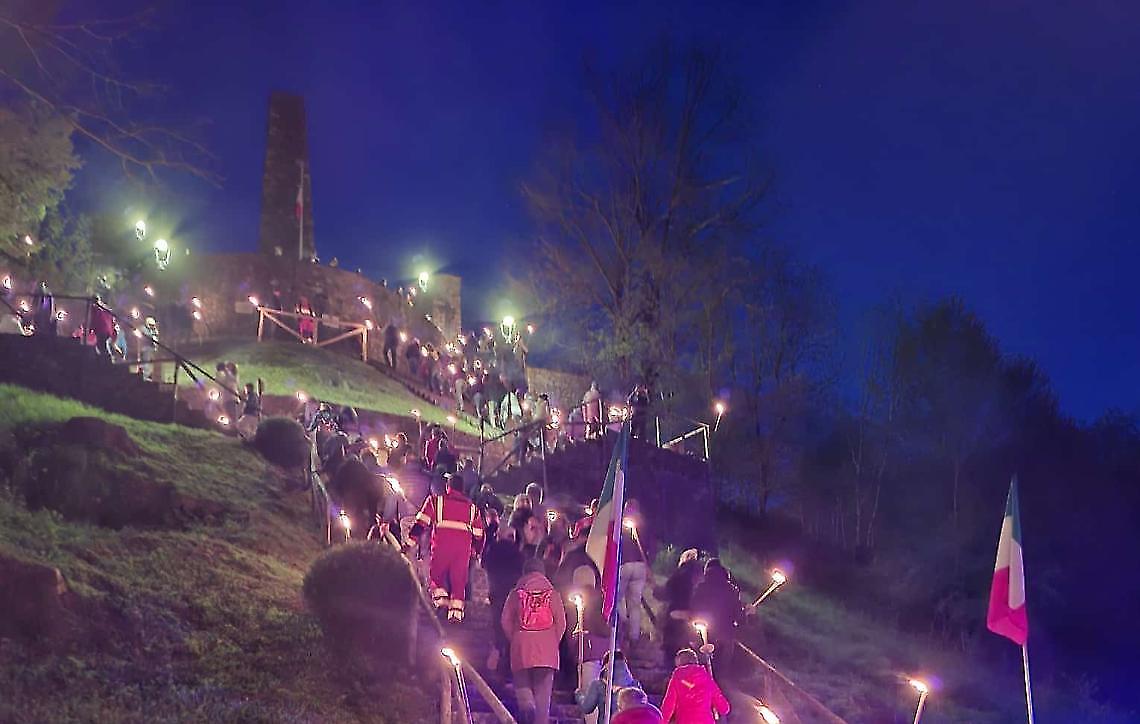 L&rsquo;unico cimitero partigiano d&rsquo;Italia illumina la notte con la fiaccolata della memoria