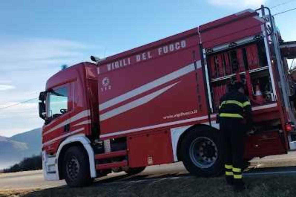 Incendio nella zona sopra Monastero Vasco: intervento in corso