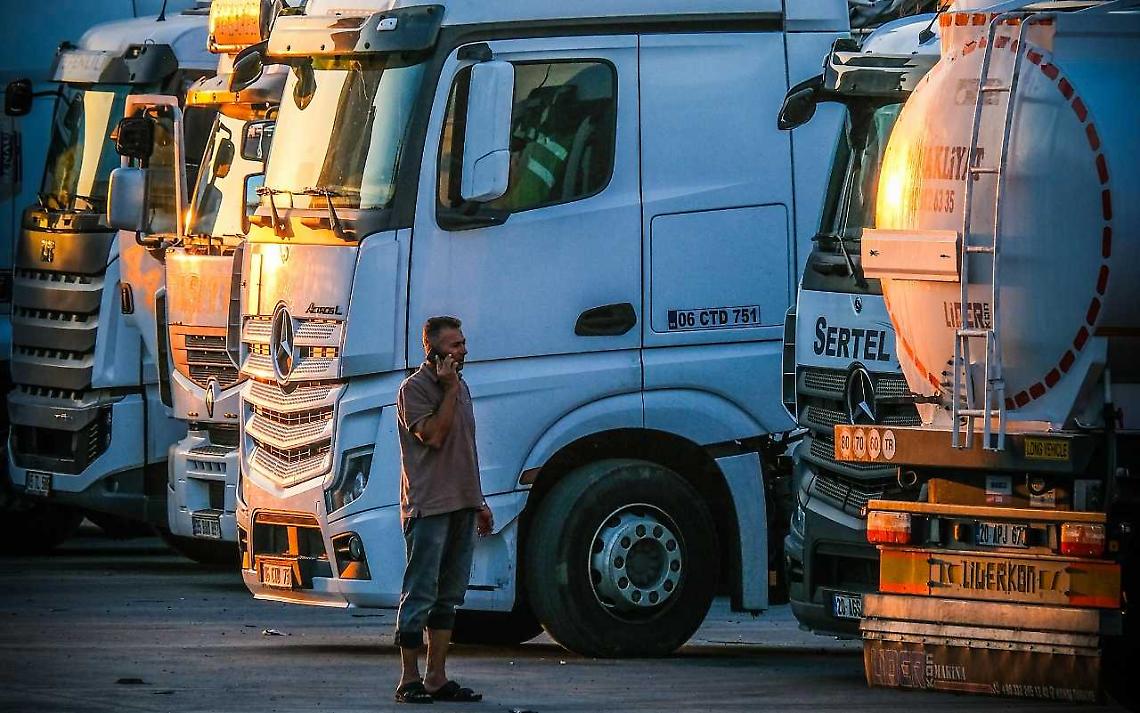 Autotrasportatori in rivolta: &ldquo;Cos&igrave; non si pu&ograve; pi&ugrave; viaggiare, migliaia di imprese rischiano di fermarsi"