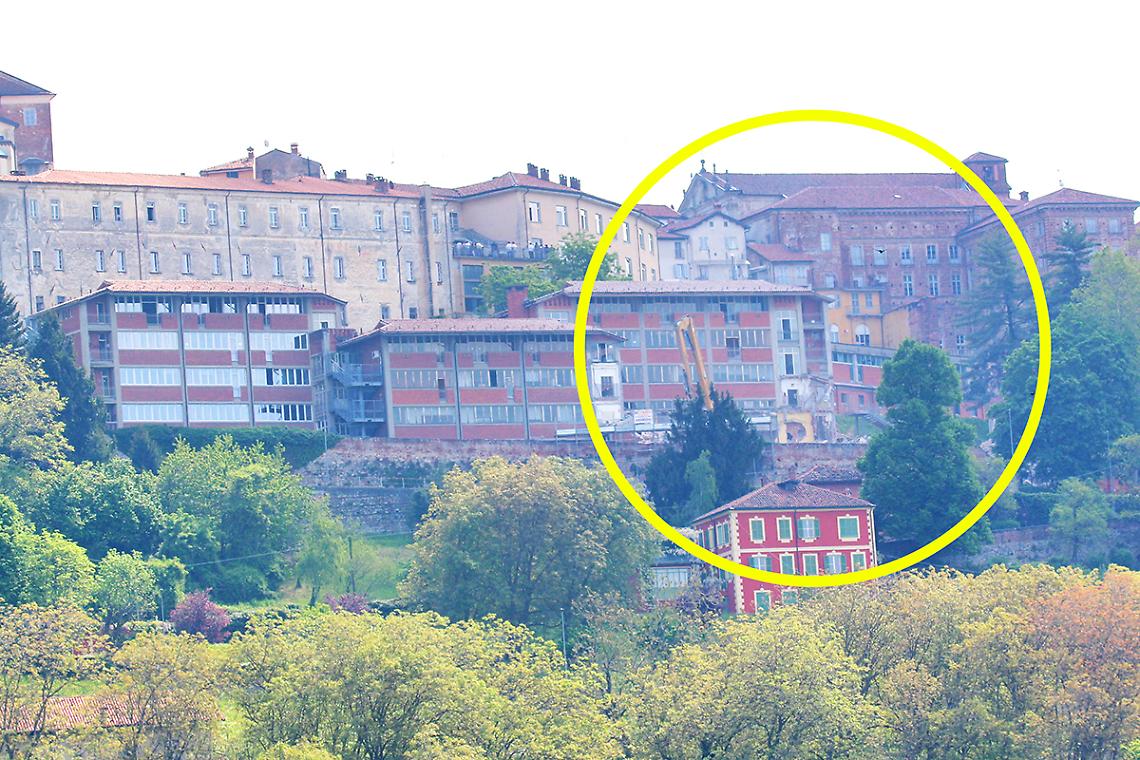 Scuola in demolizione: abbattute gi&agrave; due maniche intere - LE FOTO