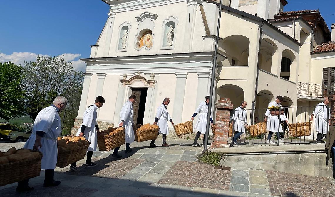 "Festa dei micun": 600 pani benedetti distribuiti, uno per famiglia 